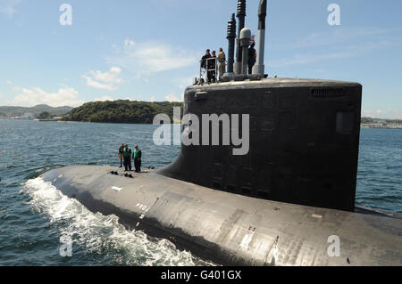 Virginia-class attack submarine USS Hawaii transita per la Baia di Tokyo. Foto Stock