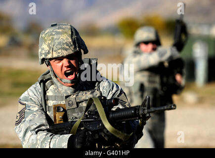 Un soldato mostra le sue emozioni durante l'addestramento militare a Hill Air Force Base. Foto Stock