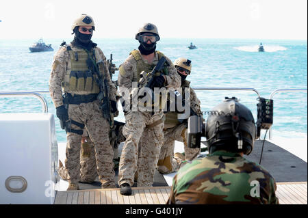 Stati Uniti Navy SEALs preparare per tenere in giù un yacht nel Golfo del Messico off di Key West, Florida. Foto Stock