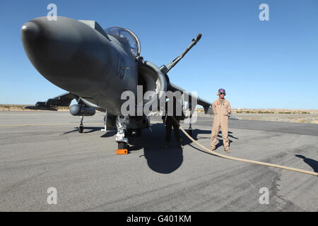 Stati Uniti Marine Corps air equipaggio di fare rifornimento di carburante un AV-8B Harrier II aeromobili. Foto Stock
