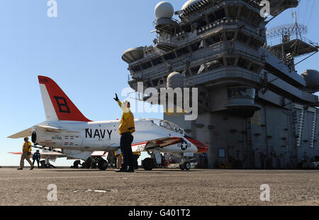 Una T-45C Astore aeromobile di addestramento sul ponte di volo della USS George H.W. Bush. Foto Stock