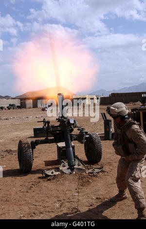 Un U.S. Marine Corps incendi di artigliare un 120mm di Malta. Foto Stock