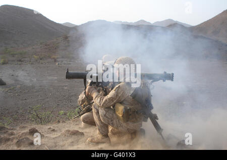 Stati Uniti Marine lancia un alto esplosivo razzo da un MK-153 fucile d assalto. Foto Stock