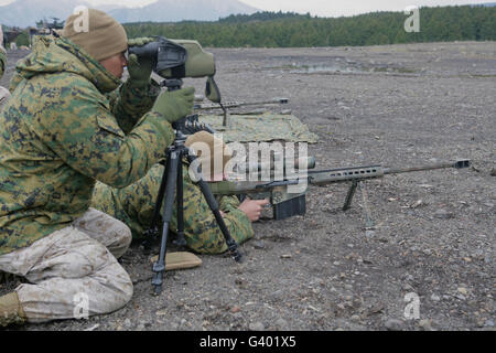 Stati Uniti Marines fire un M107 per applicazioni speciali fucile con mirino a Camp Fuji, Giappone. Foto Stock