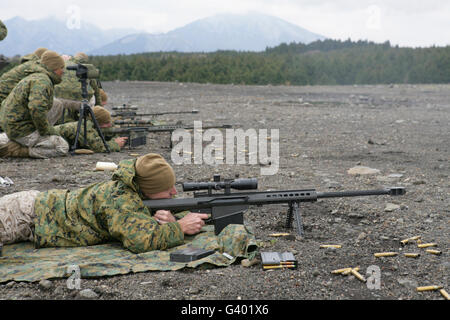 Stati Uniti Marines fire un M107 per applicazioni speciali fucile con mirino a Camp Fuji, Giappone. Foto Stock