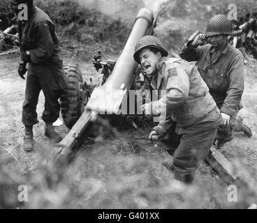 American obici shell le forze tedesche in ritirata nei pressi di Carentan, Francia. Foto Stock