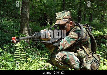 Il guardiamarina partecipa a un addestramento al combattimento esercizio durante l. Foto Stock