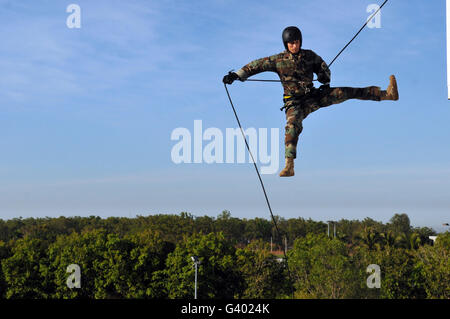 Soldato rappels off una torre mentre la formazione durante l'esercizio talismano Sabre 2011. Foto Stock
