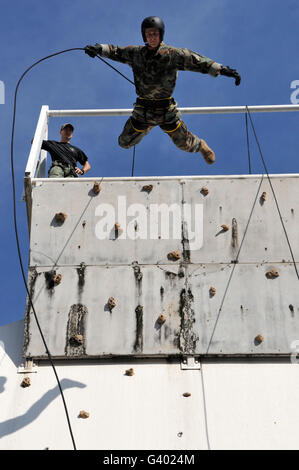 Soldato rappels off una torre mentre la formazione durante l'esercizio talismano Sabre 2011. Foto Stock