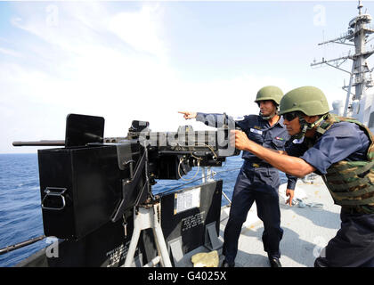 Bangladesh marinai della marina fuoco un .calibro 50 mitragliatrice a bordo della USS Kidd. Foto Stock