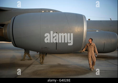 Il tecnico esegue un controllo di preflight su un KC-135 Stratotanker. Foto Stock