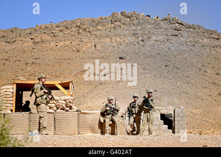 I soldati di attendere per la polizia nazionale afgana membri al centro distretto in Mizan, Afghanistan. Foto Stock