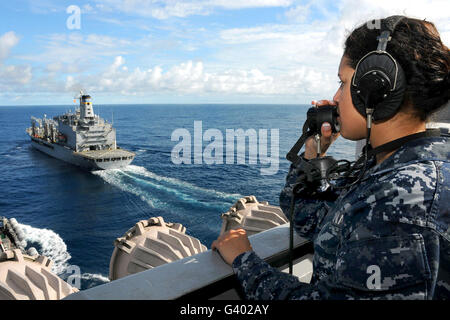 Un marinaio sorge in avanti lookout guarda a bordo della portaerei USS Ronald Reagan. Foto Stock