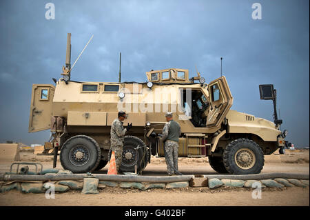 Stati Uniti Esercito il sergente refuels un caimano veicolo MRAP, Iraq. Foto Stock