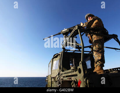 Una macchina gunner monta un M-2 .calibro 50 pistola macchina sulla parte superiore di un veicolo. Foto Stock