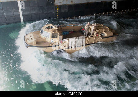 Un accendino amphibious ri-cargo di alimentazione si diparte la ben coperta della USS Pearl Harbor. Foto Stock