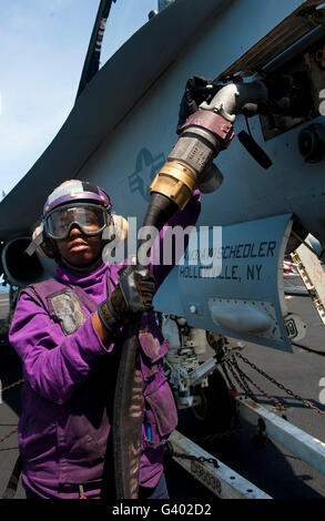 Airman carburanti un F/A-18C Hornet. Foto Stock