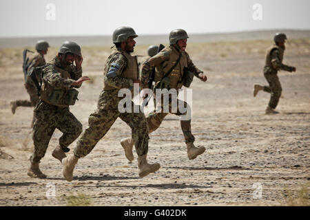 Esercito Nazionale Afghano soldati correre per le loro posizioni assegnate, Afghanistan. Foto Stock