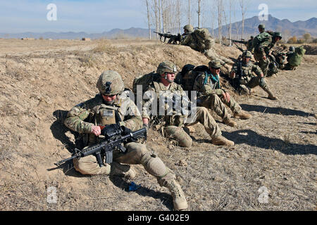 I soldati si trincerano dietro un berm dopo un contatto con il nemico Foto Stock