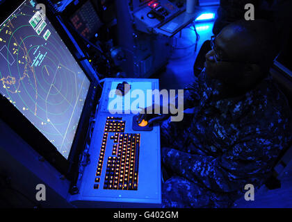 Controller Air-Traffic tracce degli aeromobili in arrivo a bordo della USS George H.W. Bush. Foto Stock