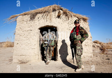 Esercito Nazionale Afghano soldato mantiene la sicurezza al di fuori di un negozio in Afghanistan. Foto Stock