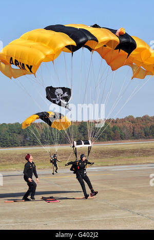 Membri del Golden Knights Parachute Team preparano alla terra. Foto Stock