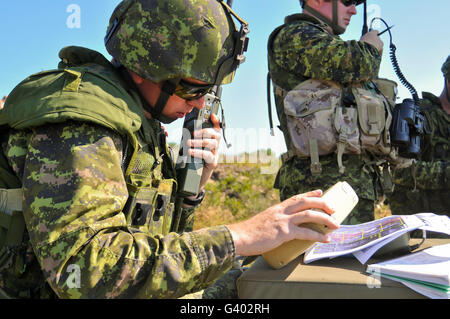 Esercito canadese capitano radio a chiudere il supporto aereo missione. Foto Stock