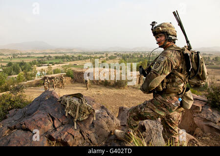 Stati Uniti Specialista dell'esercito fornisce la sicurezza in Afghanistan. Foto Stock