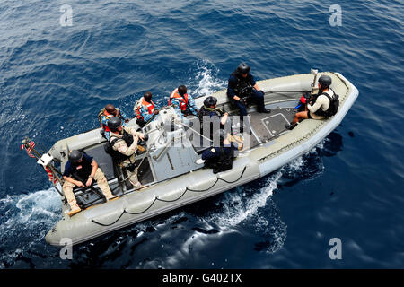 I membri dell'U.S. La guardia costiera degli Stati Uniti, Marina e Marina della Gambia in uno scafo rigido barca gonfiabile. Foto Stock