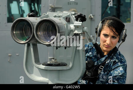 Specialista di operazioni guarda fuori dalla porta ala bridge a bordo della USS Blue Ridge. Foto Stock