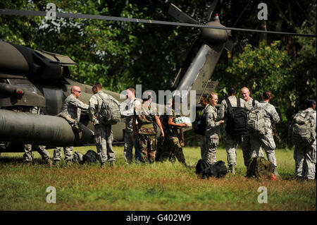 I soldati lo scarico di forniture mediche, di cibo e di acqua da un UH-60 Blackhawk. Foto Stock