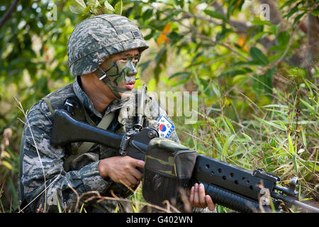 Una repubblica di Corea del Sud soldato sorge a Kahuku Area Formazione, Hawaii. Foto Stock