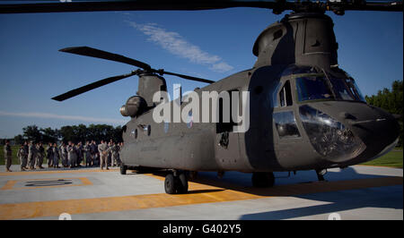 Soldati essendo informato dietro un CH-47 elicottero Chinook. Foto Stock