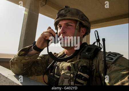 Stati Uniti Air Force soldier comunica con una F/A-18 Hornet eccellente. Foto Stock