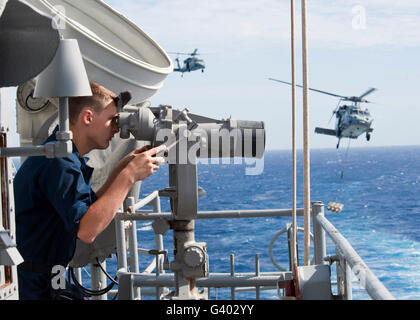 Marinaio apprendista sorge guarda a bordo della USS Enterprise. Foto Stock