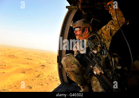 Un combat rescue officer conduce una missione di formazione in un HH-60 Pave Hawk. Foto Stock