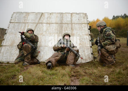 Avieri tentare di individuare la fonte degli spari a Spangdahlem Air Base, Germania. Foto Stock