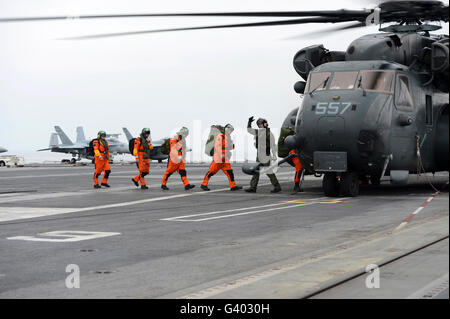 I marinai a bordo di un MH-53E mare Dragon a bordo della USS George H.W. Bush. Foto Stock