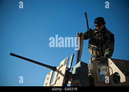 Un esercito nazionale afghano soldato prepara un .calibro 50 mitragliatrice. Foto Stock