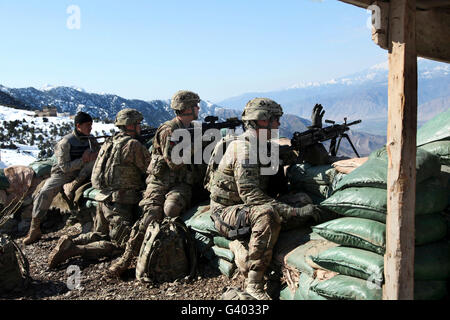 Stati Uniti Soldati fornire protezione durante una frontiera afgana Patrol. Foto Stock