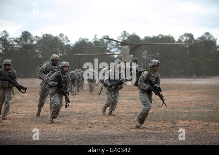 Soldati uscire un CH-47 elicottero Chinook a Fort Benning, Georgia. Foto Stock