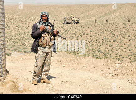 Un confine afghano poliziotto protegge l'ingresso ad un checkpoint. Foto Stock