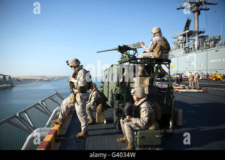 Stati Uniti Marines armati stand guarda sul ponte di volo della USS Kearsarge. Foto Stock