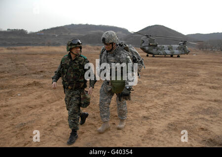 Stati Uniti Comandante dell esercito, destro e il suo vice dalla Repubblica di Corea esercito. Foto Stock