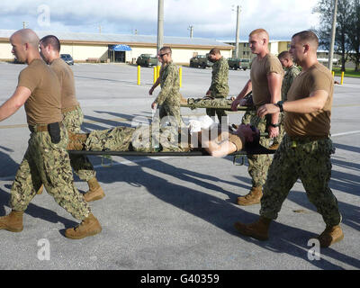 Seabees pratica aiuti di prima emergenza e di lettiera capacità portante. Foto Stock