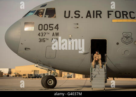 Loadmaster attende per preselezionare un C-17A Globemaster III. Foto Stock