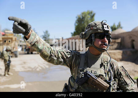 Stati Uniti Soldato dell'esercito fornisce la sicurezza nella città di Farah, Afghanistan. Foto Stock