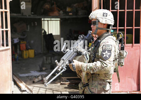 Stati Uniti Soldato dell'esercito fornisce la sicurezza nella città di Farah, Afghanistan. Foto Stock