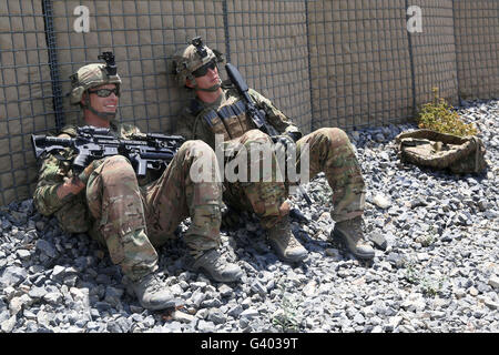 Stati Uniti I soldati dell esercito di attendere per un CH 47 Chinook per terra. Foto Stock