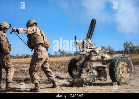 Marines fire a 120mm di malta. Foto Stock